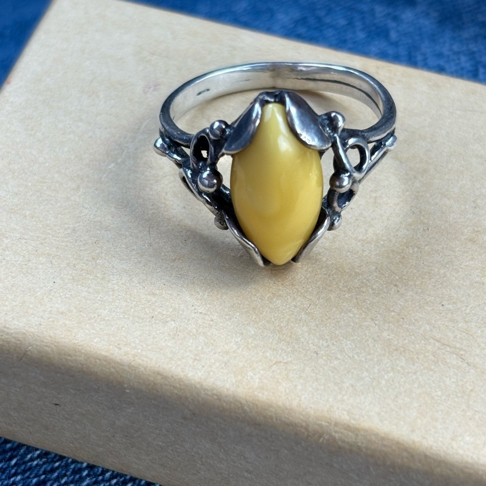 Elegant Silver and Yellow Stone Ring
